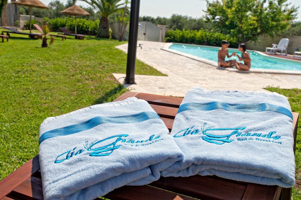 Aia Grande Bed and Breakfast Uggiano La Chiesa Δωμάτιο φωτογραφία
